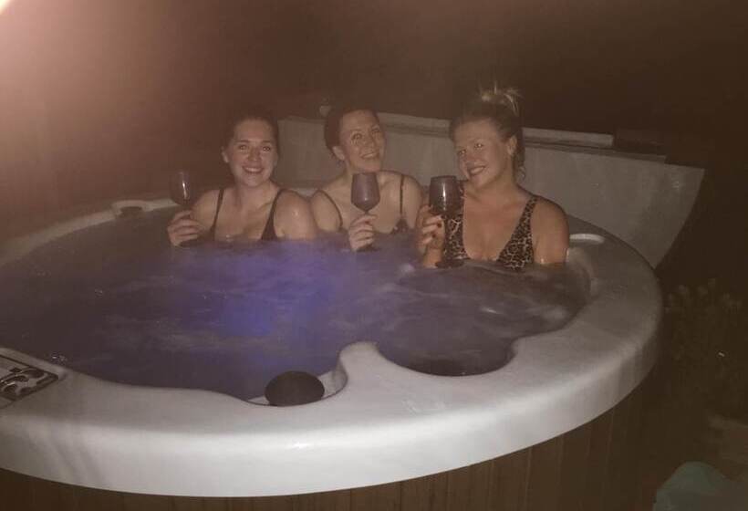בית מלון כפרי Brynllwyd Glamping