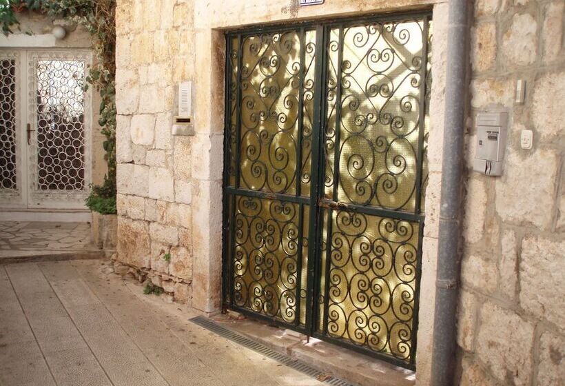 Apartment House Vitaic