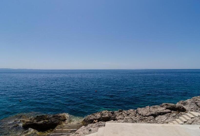 Apartments Plavac Mali