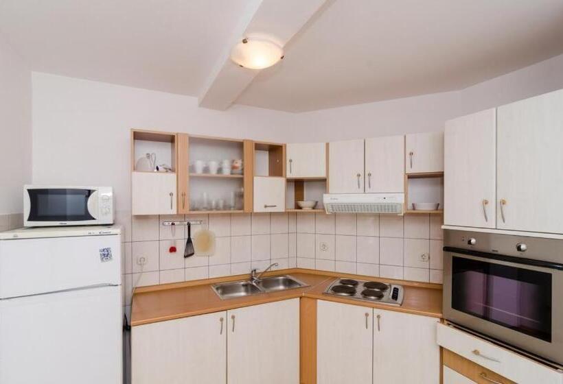 Apartments Plavac Mali