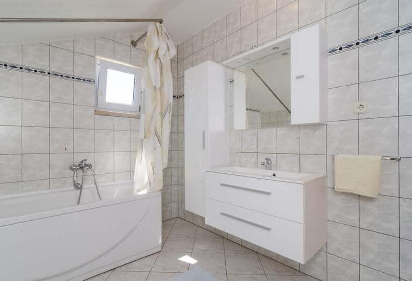 Apartments Plavac Mali