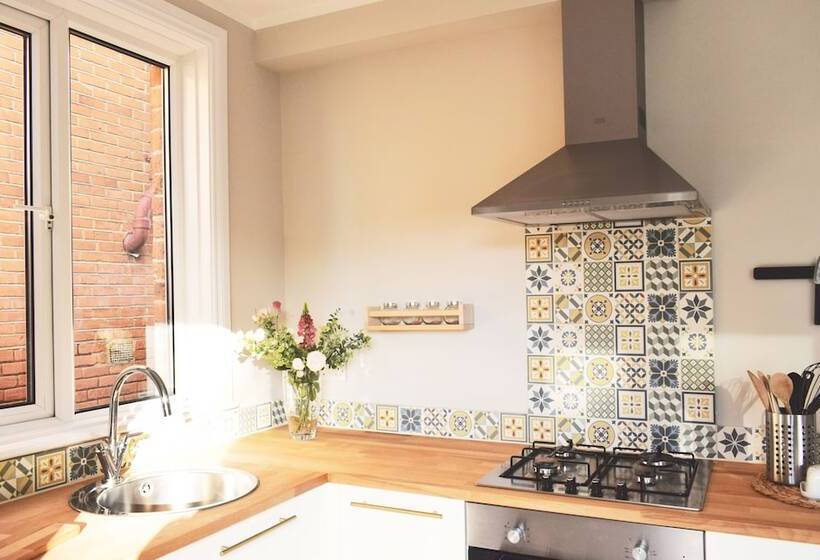 Charming Three Bed Home Near City Centre And Hospital