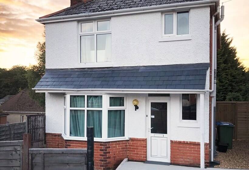 Charming Three Bed Home Near City Centre And Hospital