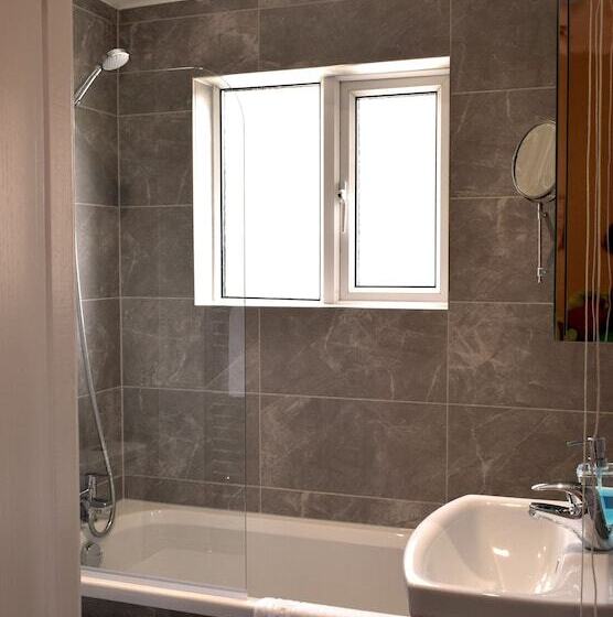 Charming Three Bed Home Near City Centre And Hospital