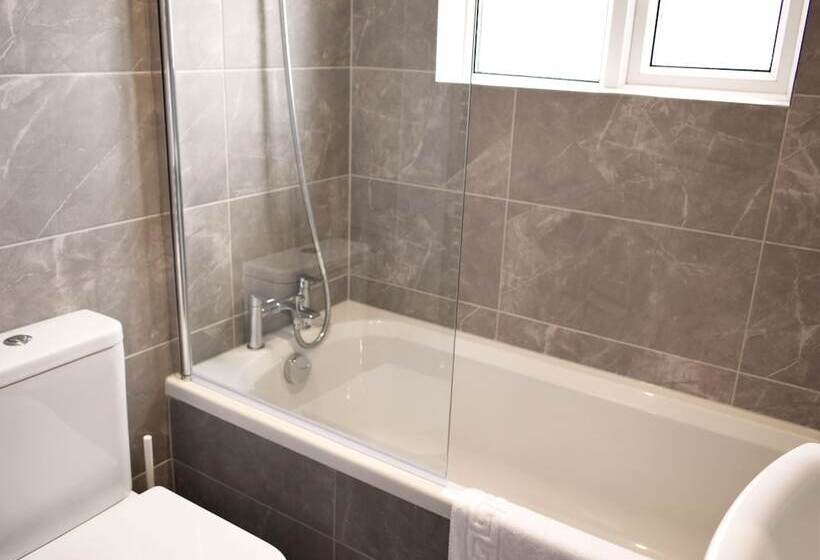 Charming Three Bed Home Near City Centre And Hospital