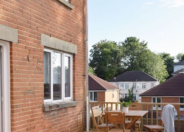 Charming Three Bed Home Near City Centre And Hospital