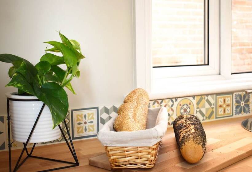 Charming Three Bed Home Near City Centre And Hospital