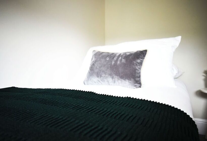 Charming Three Bed Home Near City Centre And Hospital