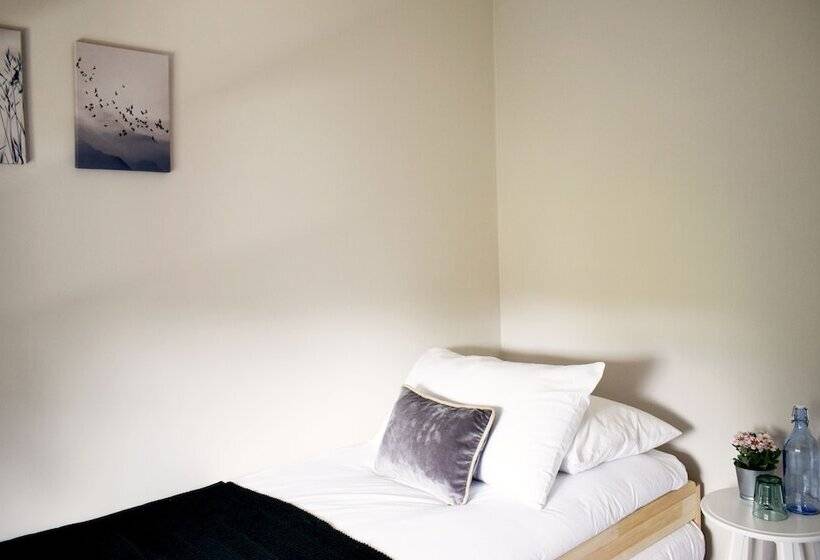 Charming Three Bed Home Near City Centre And Hospital