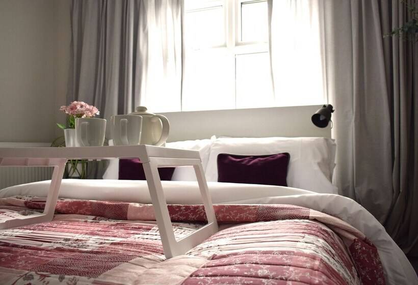 Charming Three Bed Home Near City Centre And Hospital