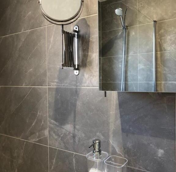 Charming Three Bed Home Near City Centre And Hospital