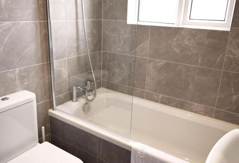 Charming Three Bed Home Near City Centre And Hospital