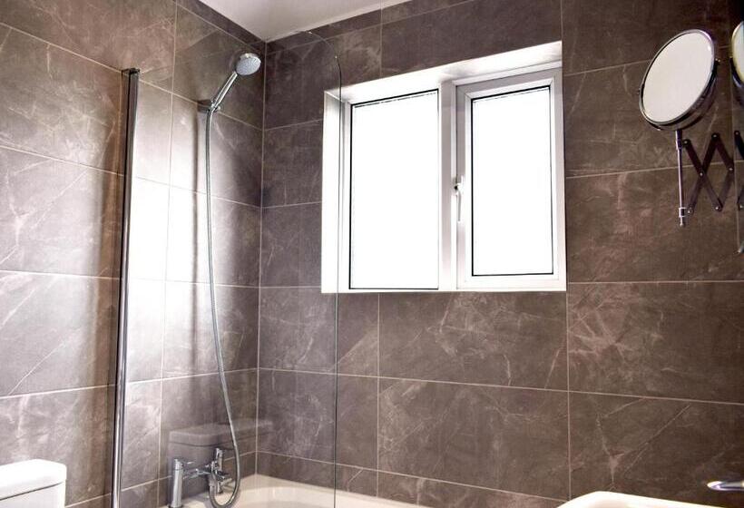 Charming Three Bed Home Near City Centre And Hospital