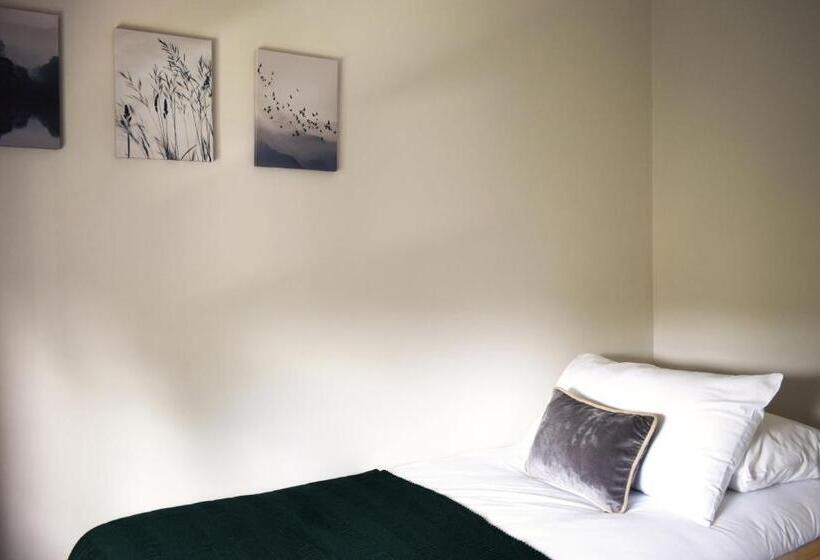 Charming Three Bed Home Near City Centre And Hospital