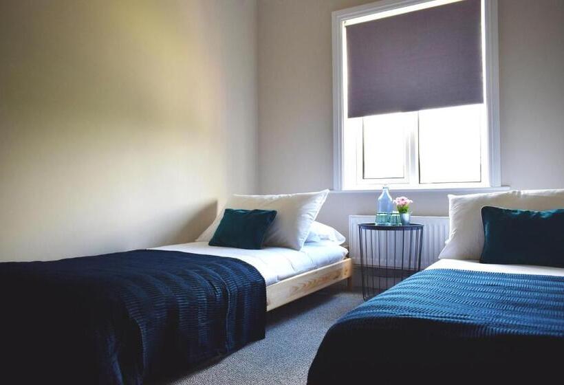 Charming Three Bed Home Near City Centre And Hospital