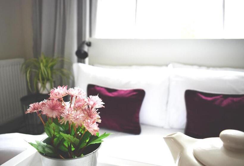 Charming Three Bed Home Near City Centre And Hospital