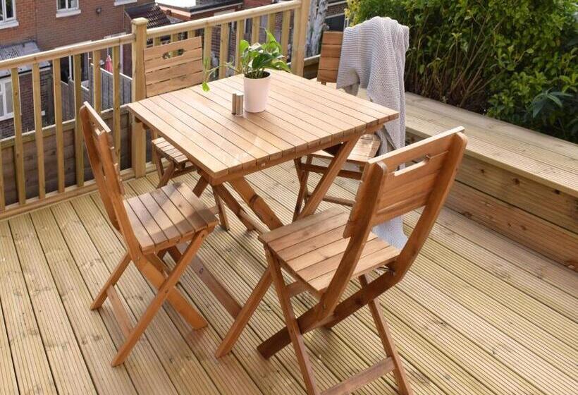 Charming Three Bed Home Near City Centre And Hospital