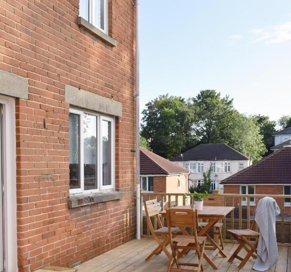 Charming Three Bed Home Near City Centre And Hospital