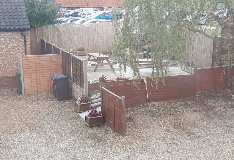 Хостел The Rampant Horse Public House