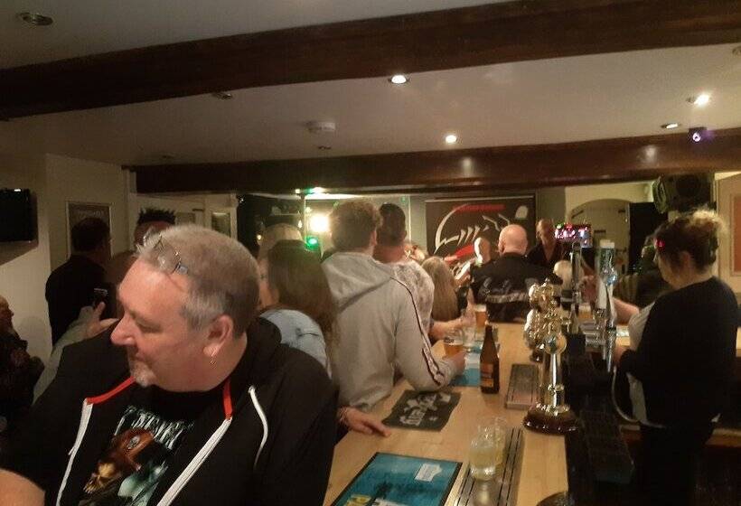 Хостел The Rampant Horse Public House