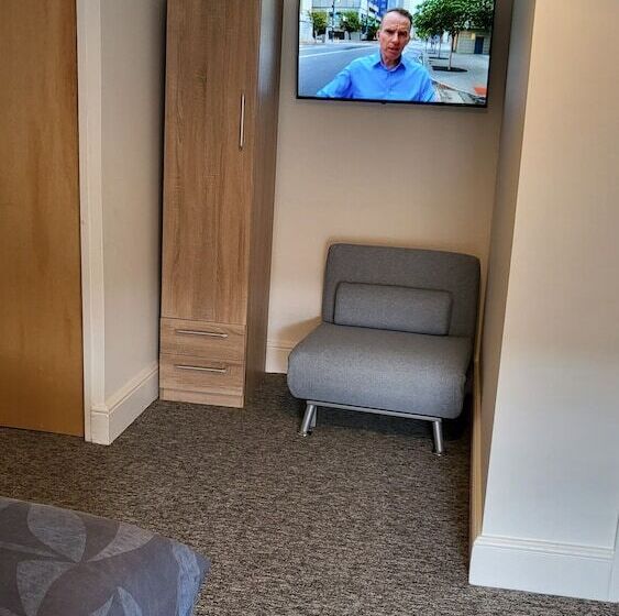 Хостел The Rampant Horse Public House