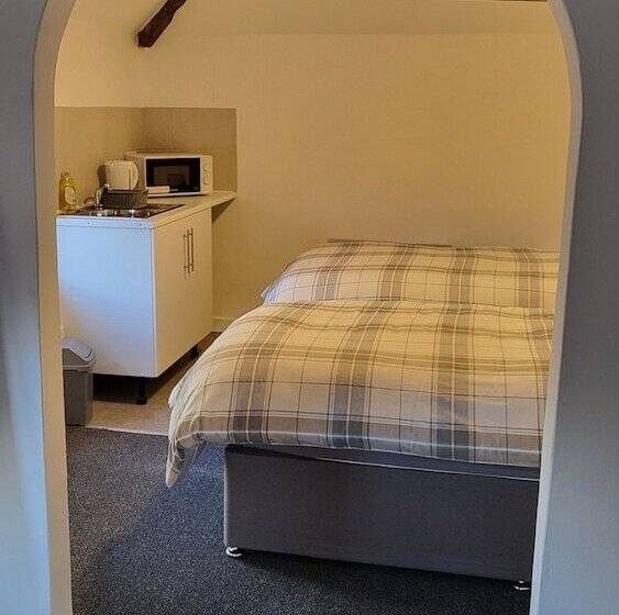 Хостел The Rampant Horse Public House