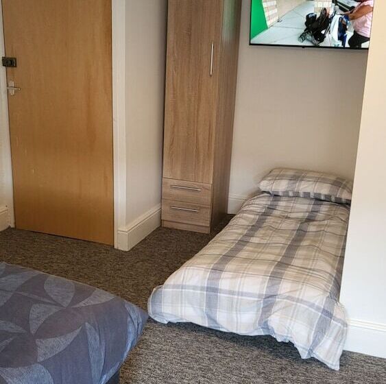 Хостел The Rampant Horse Public House