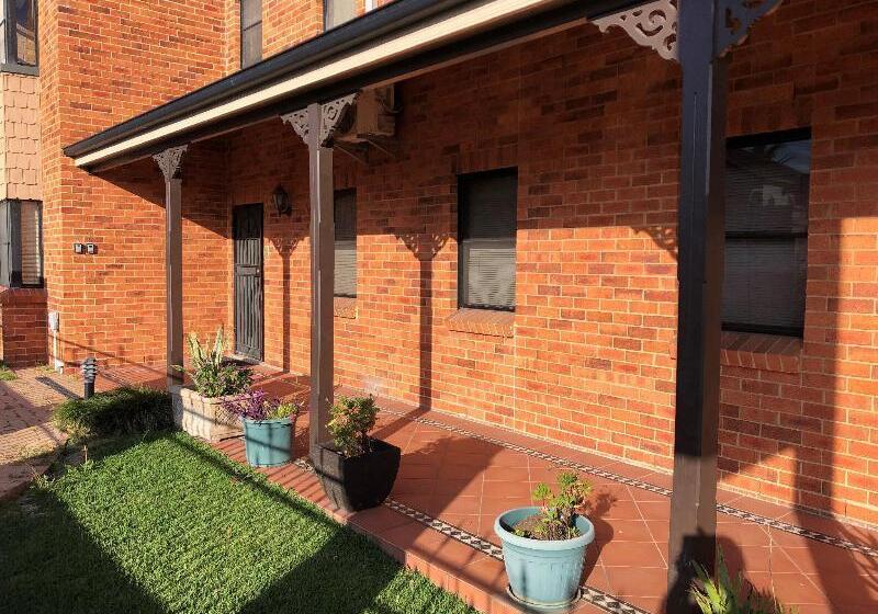 هتل Hanbury Lodge