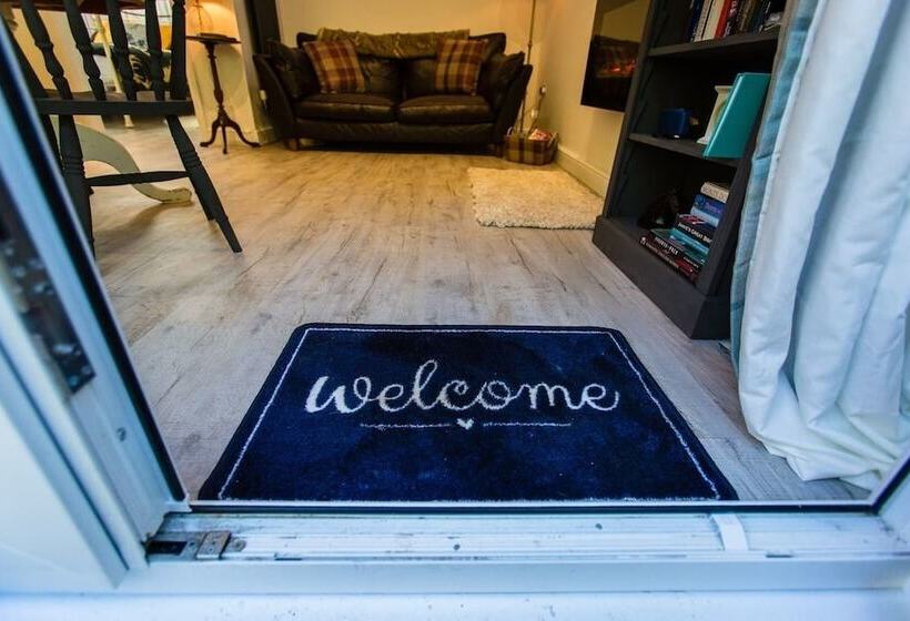 Oakley Country Retreat 1 Bed Garden Free Parking