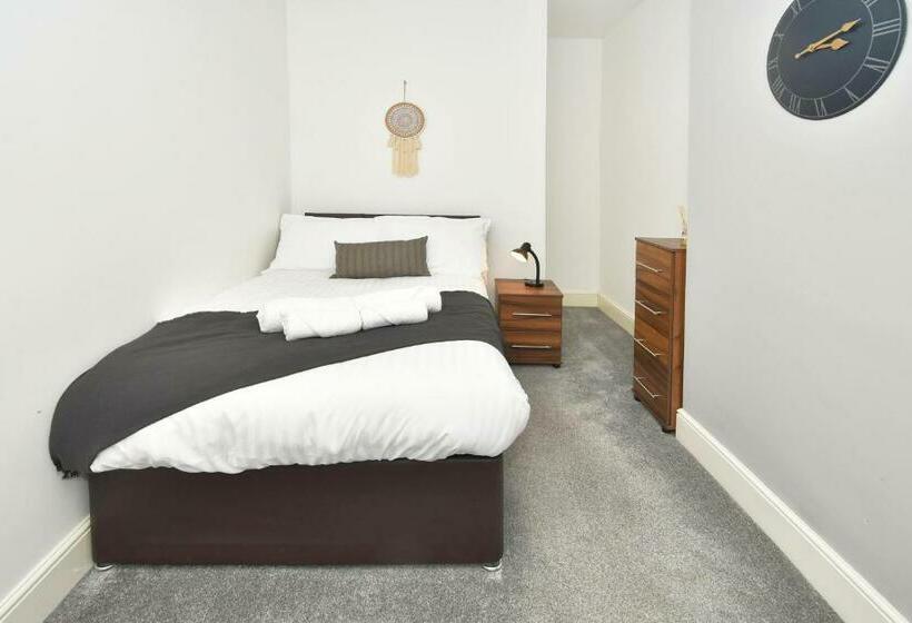 Spacious Double Rooms In City Centre, Great For Contractors!