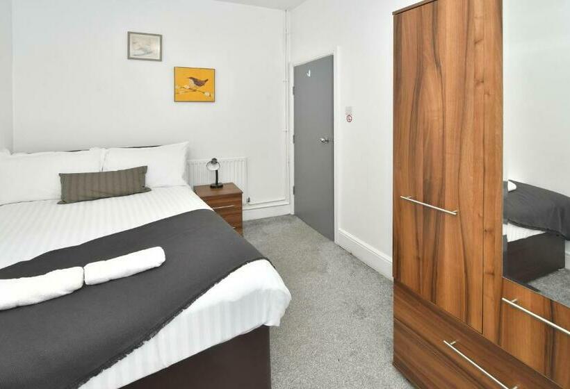 Spacious Double Rooms In City Centre, Great For Contractors!