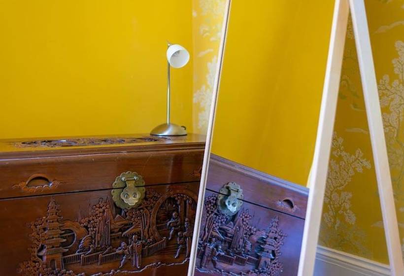 Tremendous House For 10 Guests With Large Garden