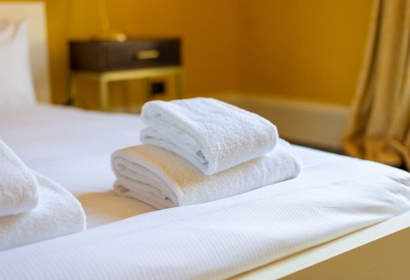 Tremendous House For 10 Guests With Large Garden