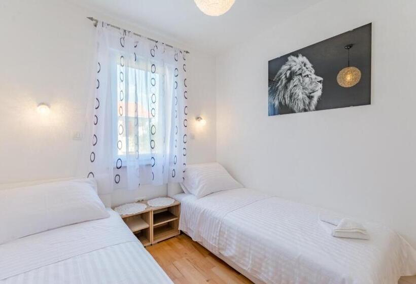 Apartments The Brothers