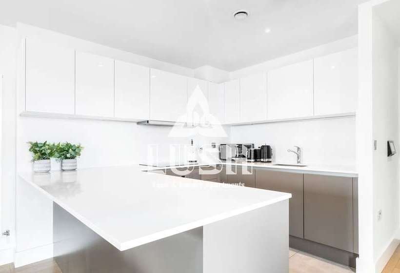 Lush Apartment London Designer Outlet