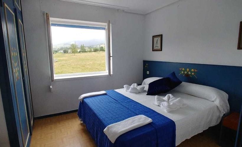 פנסיון Hostal & Restaurante Miralpas