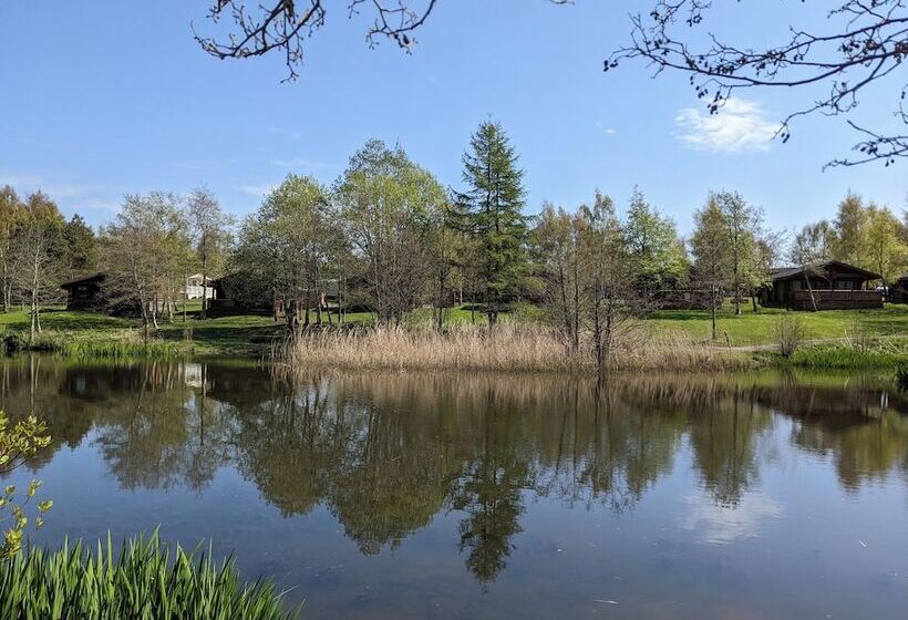 Felmoor Lodge   Sleeps 4, Hot Tub & Parking