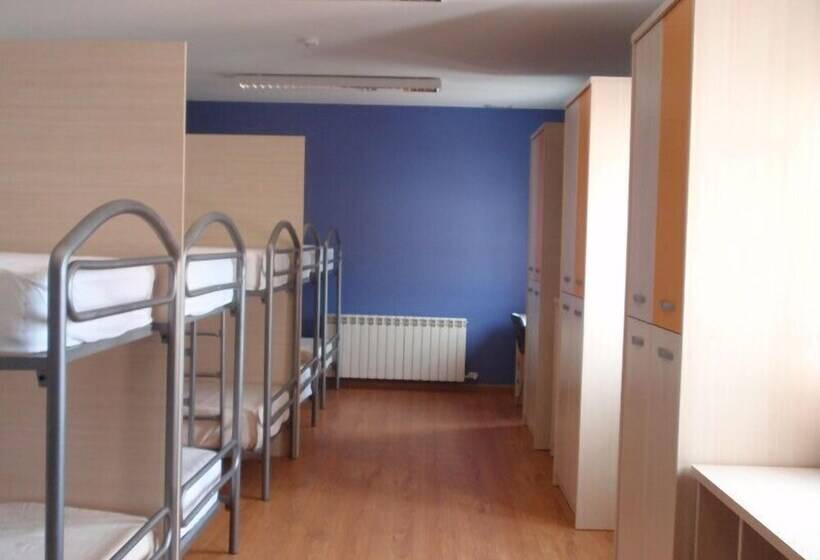 Albergue Villa De Nava De La Asunción   Hostel