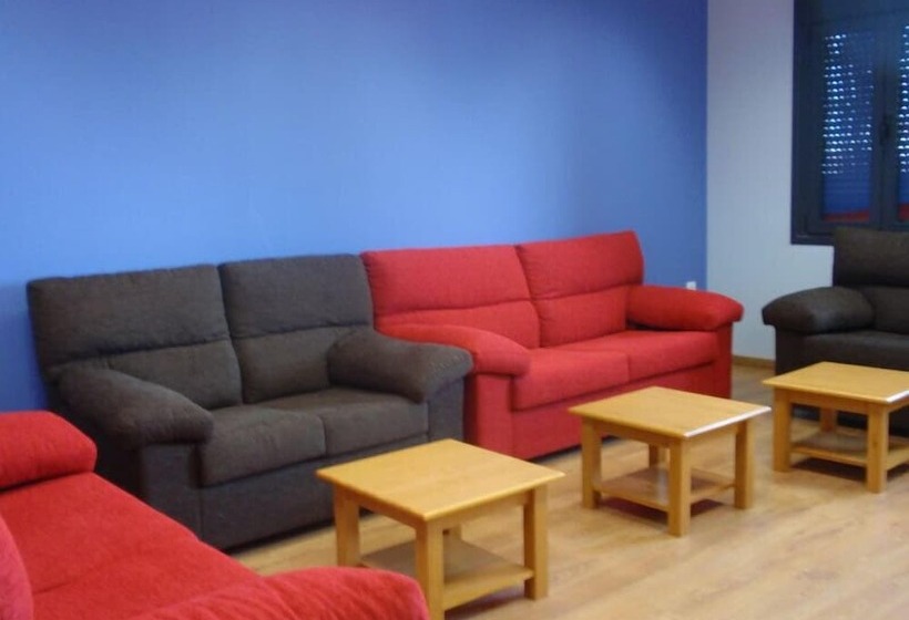 Albergue Villa De Nava De La Asunción   Hostel