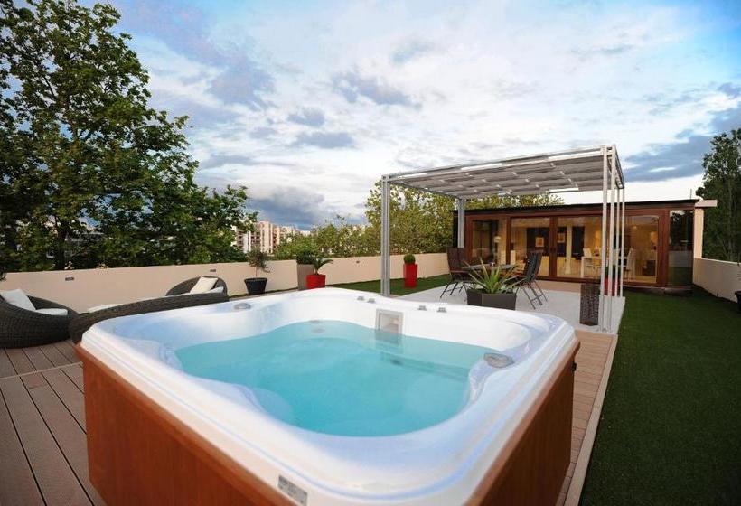 Feel Good Penthouse With Jacuzzi