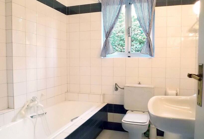 Glyfada Spacious Apartment Garden