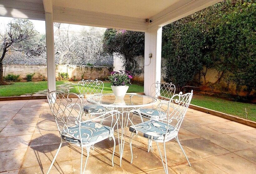 Glyfada Spacious Apartment Garden