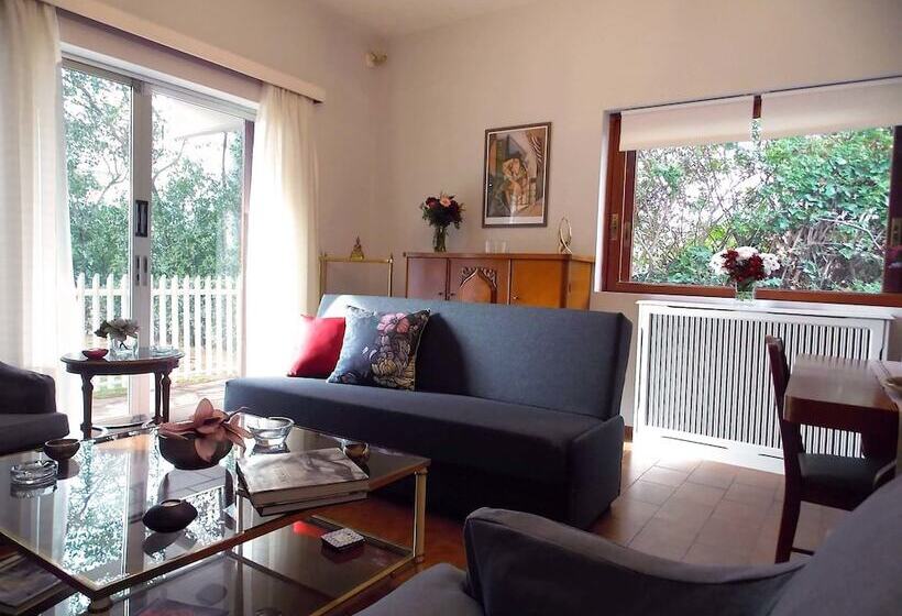 Glyfada Spacious Apartment Garden