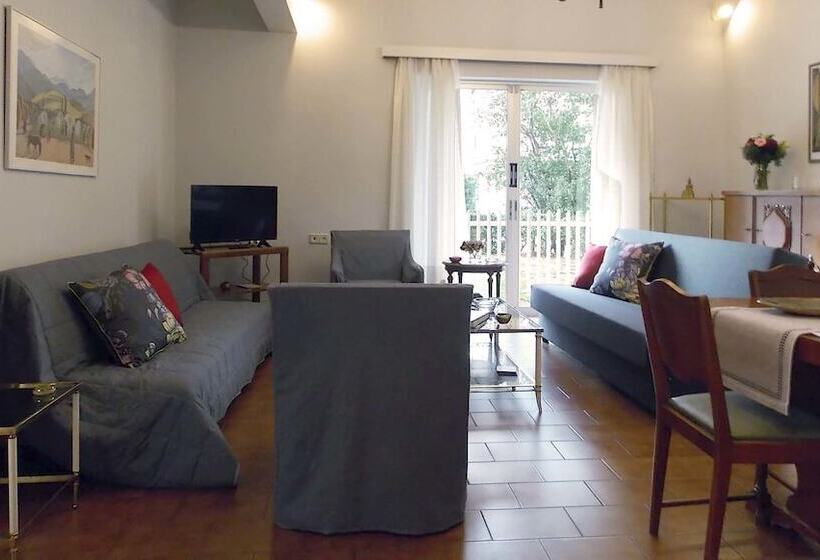 Glyfada Spacious Apartment Garden
