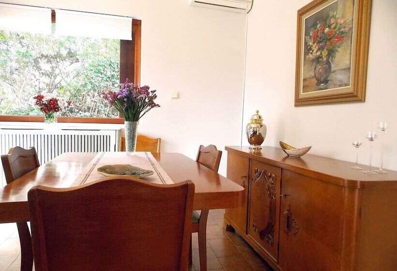 Glyfada Spacious Apartment Garden