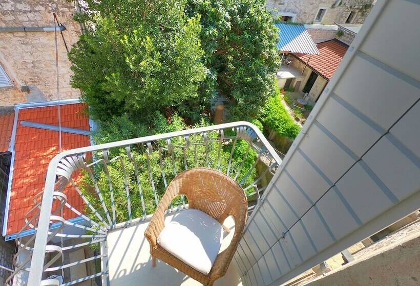 Historic Piazza House & Romantic Hidden Garden