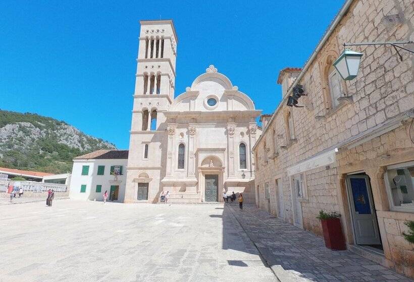 Historic Piazza House & Romantic Hidden Garden