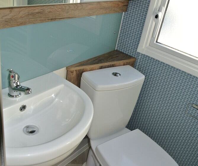 בית מלון כפרי Royal Oak Caravan Park