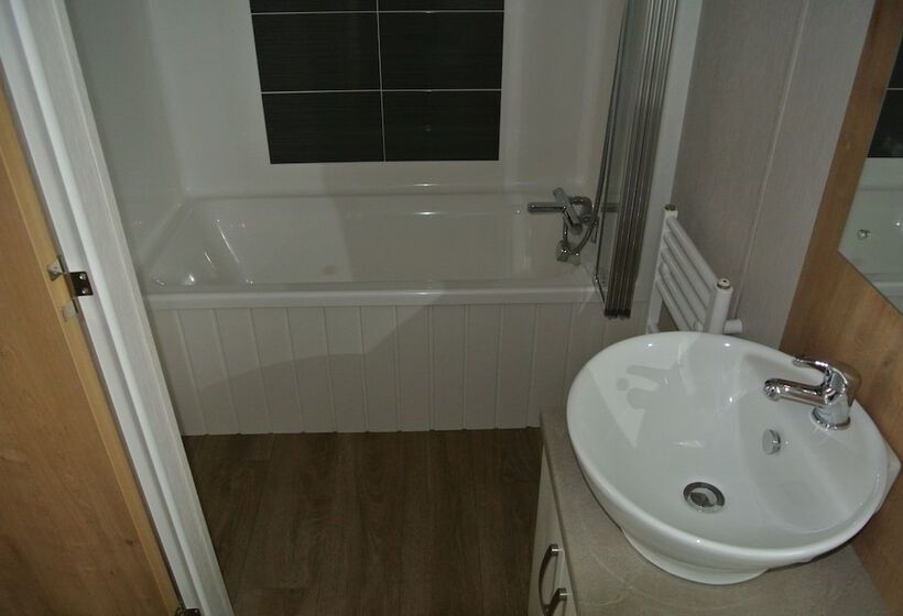 בית מלון כפרי Royal Oak Caravan Park