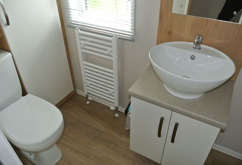 בית מלון כפרי Royal Oak Caravan Park